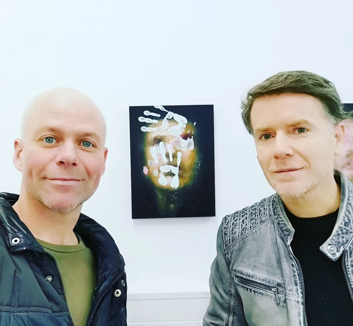 Foto des Künstlers Wolfgang Grischgl mit dem Galeristen Roland Puschitz